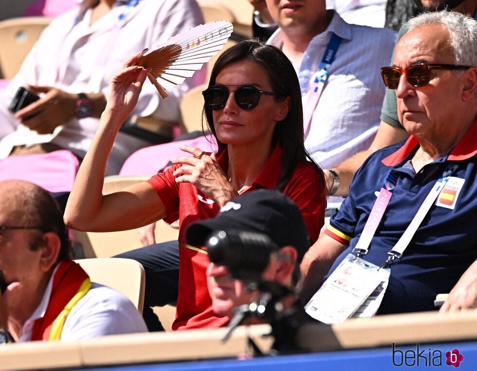 La Reina Letizia tapándose del sol con un abanico en un partido de Alcaraz en los Juegos Olímpicos de París 2024