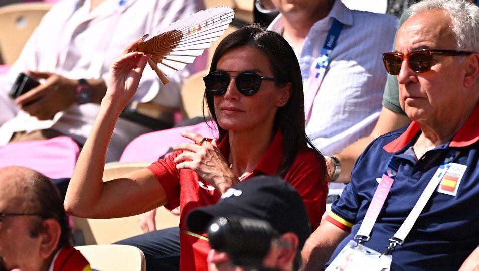 La Reina Letizia tapándose del sol con un abanico en un partido de Alcaraz en los Juegos Olímpicos de París 2024