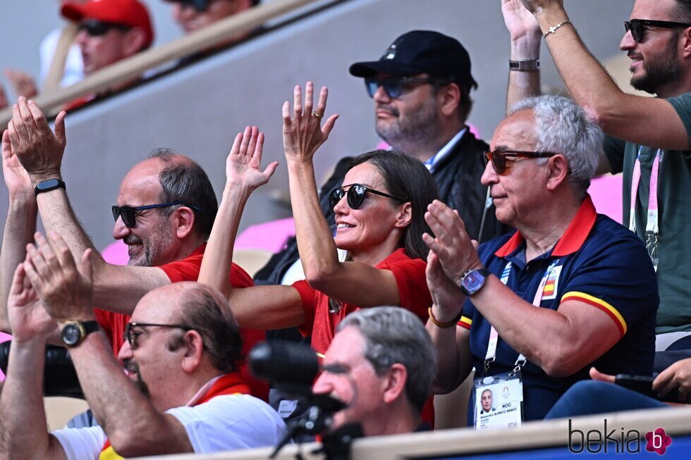 La Reina Letizia animando a Alcaraz en los Juegos Olímpicos de París 2024