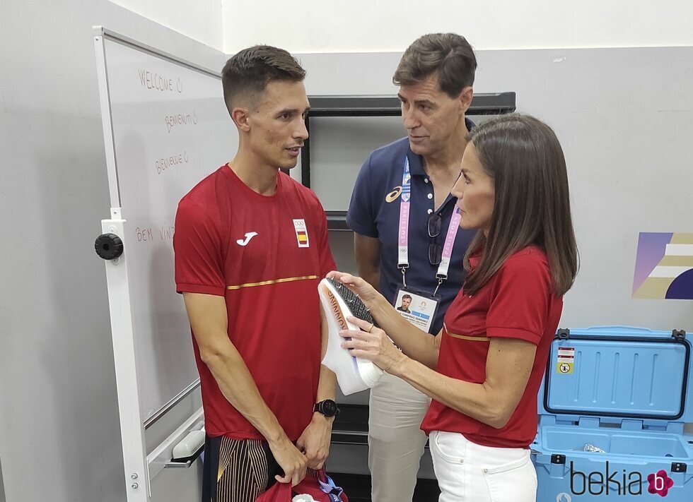 La Reina Letizia hablando con el atleta Mario García en los Juegos Olímpicos de París 2024