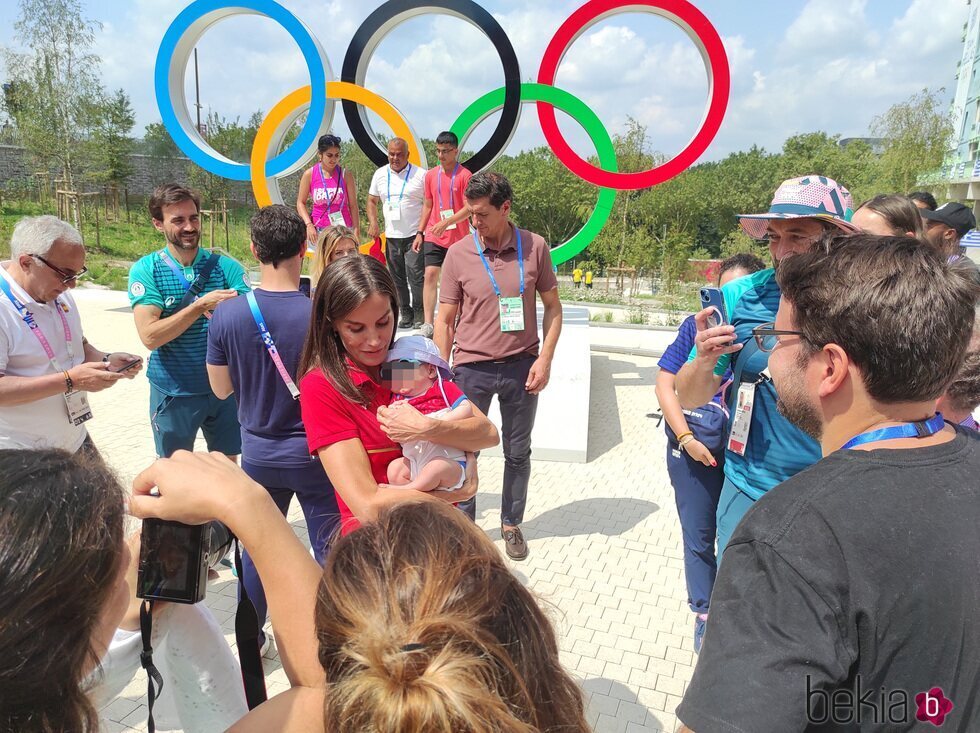 La Reina Letizia acunando a un bebé en los Juegos Olímpicos de París 2024