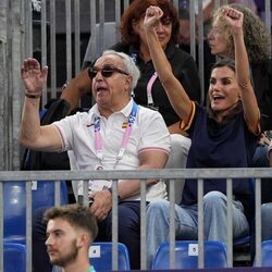 La Reina Letizia celebrando la victoria del equipo español de baloncesto 3x3 femenino en los Juegos Olímpicos de París 2024