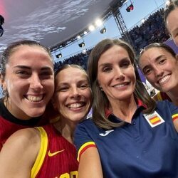 Selfie de la Reina Letizia con el equipo español de baloncesto 3x3 femenino en los Juegos Olímpicos de París 2024