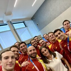 Selfie de la Reina Letizia con la selección española masculina de waterpolo en los Juegos Olímpicos de París 2024