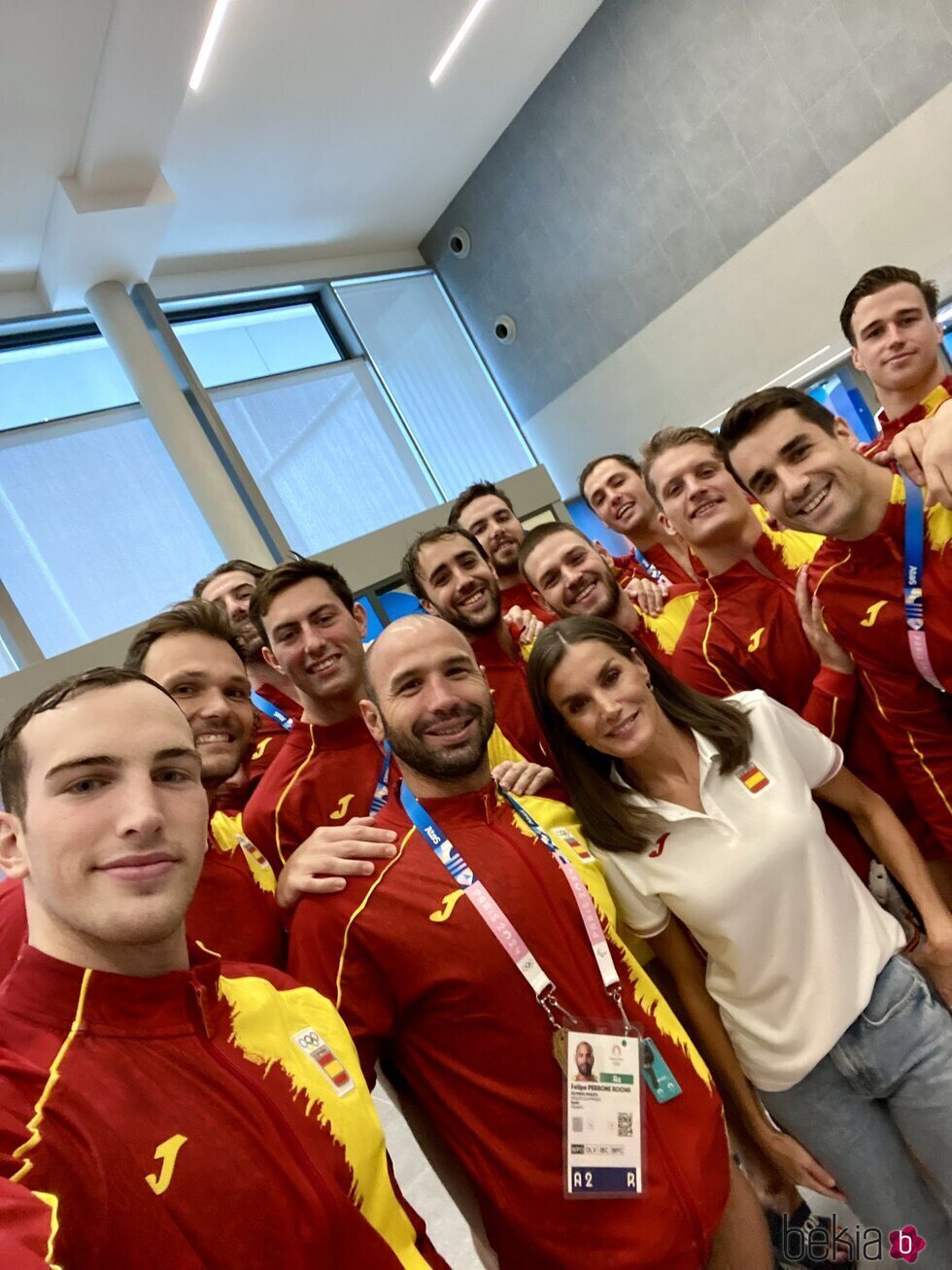 Selfie de la Reina Letizia con la selección española masculina de waterpolo en los Juegos Olímpicos de París 2024