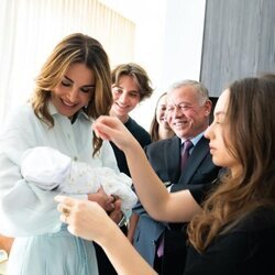 Iman de Jordania con sus abuelos Abdalá y Rania de Jordania y sus tíos Iman, Salma y Hashem en sus primeras horas de vida