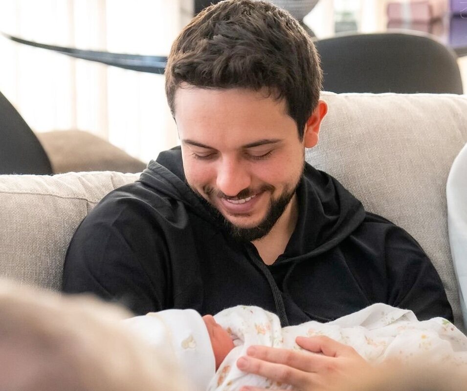 Hussein de Jordania con su hija Iman en brazos en sus primeras horas de vida