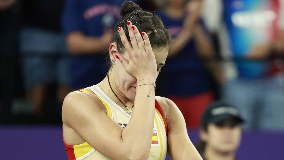 Carolina Marín llorando tras lesionarse en la semifinal de bádminton en los Juegos Olímpicos de París 2024