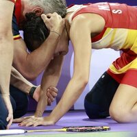 Carolina Marín, consolada tras lesionarse en la semifinal de bádminton en los Juegos Olímpicos de París 2024