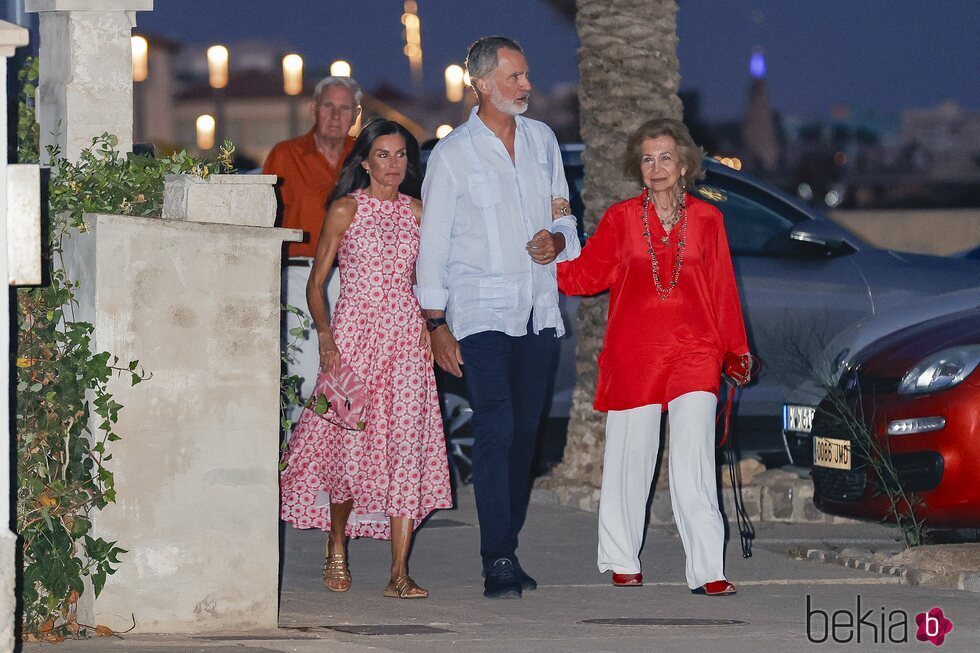 Los Reyes Felipe y Letizia, la Reina Sofía y Jean Henri Fruchaud en una cena en un restante de Portitxol durante sus vacaciones en Mallorca