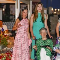 La Reina Letizia, la Infanta Sofía e Irene de Grecia en silla de ruedas en una cena en un restante de Portitxol durante sus vacaciones en Mallorca