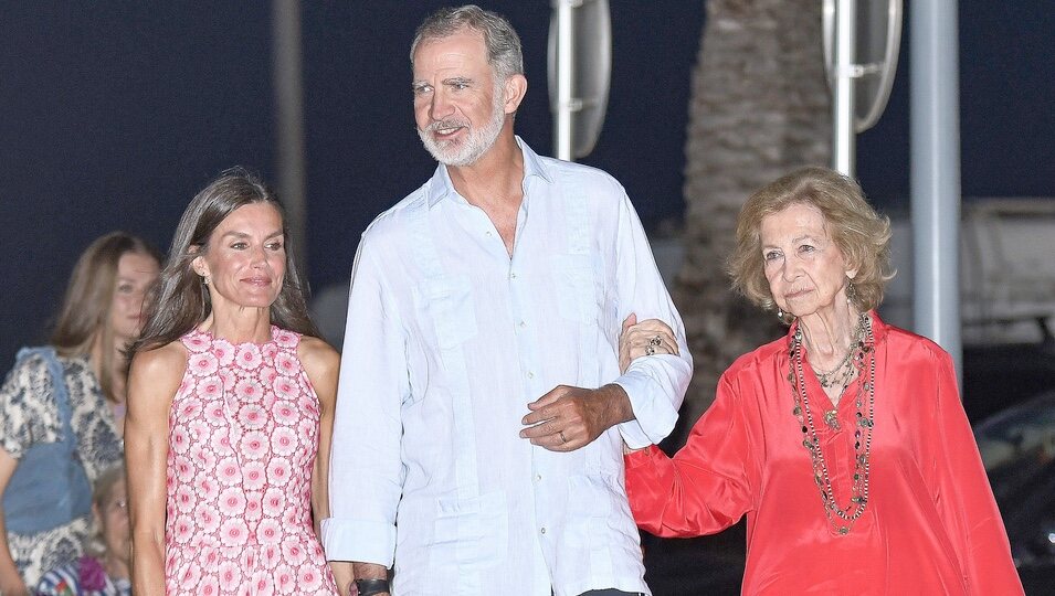 Los Reyes Felipe y Letizia y la Reina Sofía en una cena en un restante de Portitxol durante sus vacaciones en Mallorca