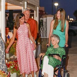 La Reina Letizia, Jean Henri Fruchaud, la Infanta Sofía e Irene de Grecia en silla de ruedas en una cena en un restante de Portitxol durante sus vacaciones