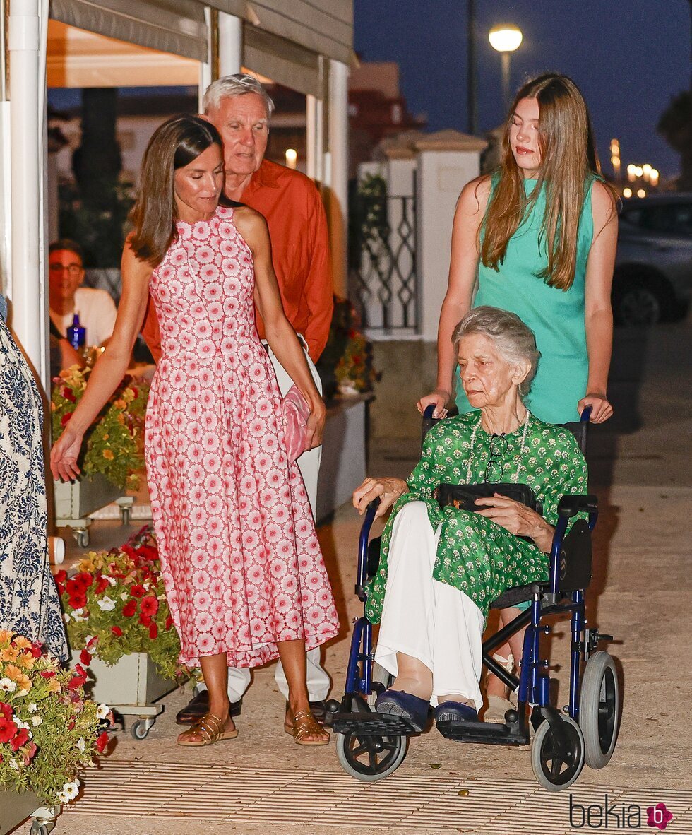 La Reina Letizia, Jean Henri Fruchaud, la Infanta Sofía e Irene de Grecia en silla de ruedas en una cena en un restante de Portitxol durante sus vacaciones