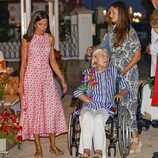 La Reina Letizia, la Princesa Leonor y Tatiana Radziwill en silla de ruedas en una cena en un restante de Portitxol durante sus vacaciones en Mallorca