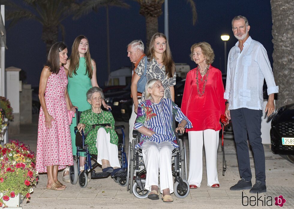 La Familia Real, Irene de Grecia en silla de ruedas, Tatiana Radziwill en silla de ruedas y Jean Henri Fruchaud en una cena en Mallorca