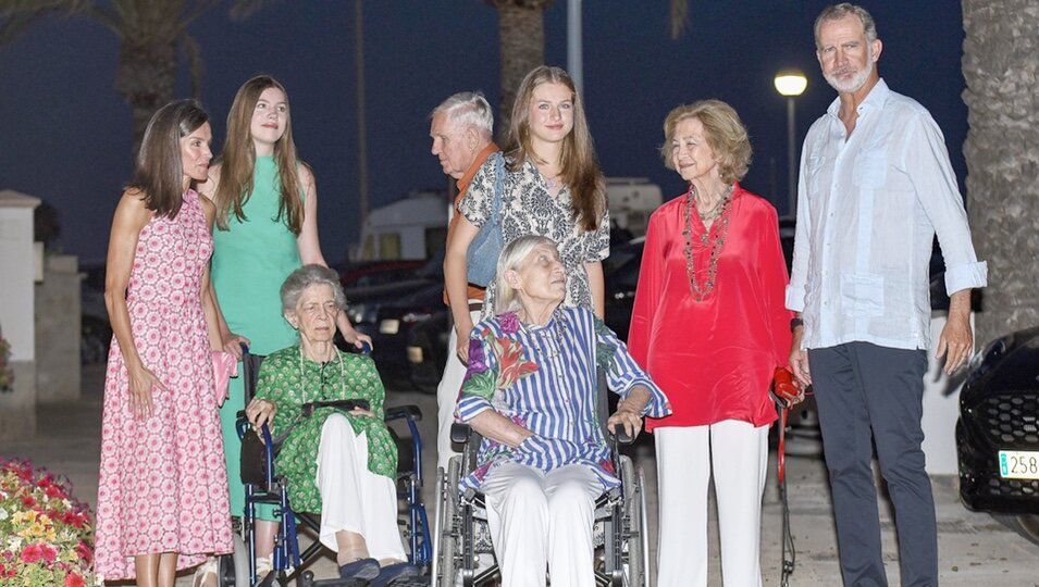 La Familia Real, Irene de Grecia en silla de ruedas, Tatiana Radziwill en silla de ruedas y Jean Henri Fruchaud en una cena en Mallorca