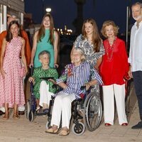 Los Reyes Felipe y Letiza y sus hijas Leonor y Sofía, la Reina Sofía, Irene de Grecia y Tatiana Radziwill de cena en Mallorca