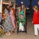 Teri Hatcher mirando a la Familia Real a su entrada a un restaurante de Mallorca