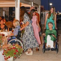 Teri Hatcher mirando a la Familia Real a su entrada a un restaurante de Mallorca