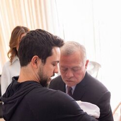 Iman de Jordania con su padre y su abuelo Abdalá de Jordania en sus primeras horas de vida