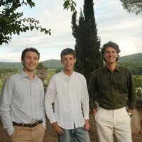 Felix, Henrik y Nikolai de Dinamarca en el Castillo de Cayx durante sus vacaciones