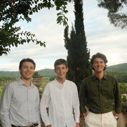 Felix, Henrik y Nikolai de Dinamarca en el Castillo de Cayx durante sus vacaciones