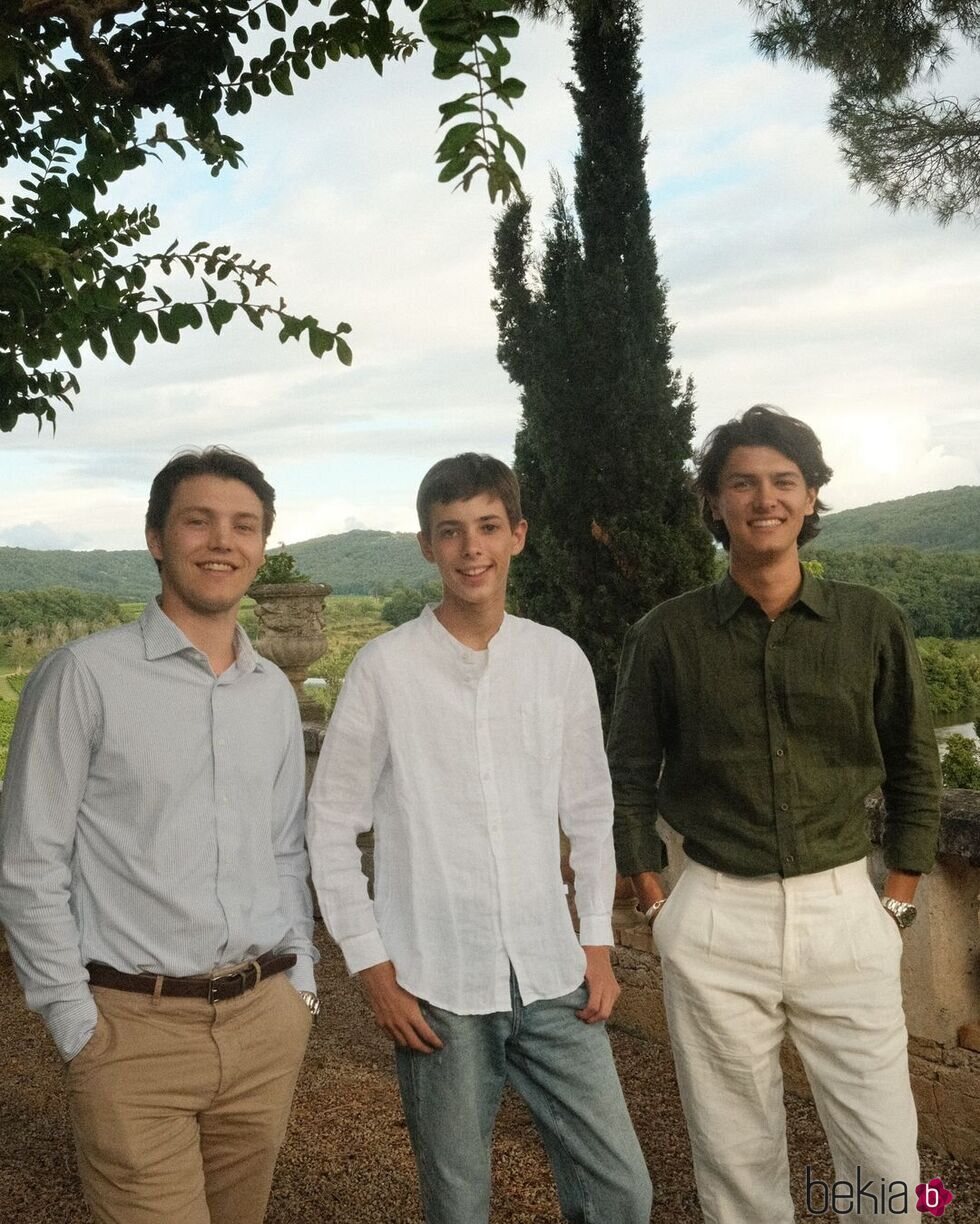 Felix, Henrik y Nikolai de Dinamarca en el Castillo de Cayx durante sus vacaciones