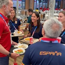 El Rey Felipe VI comiendo en la Villa Olímpica con los deportistas españoles en los Juegos Olímpicos de París 2024