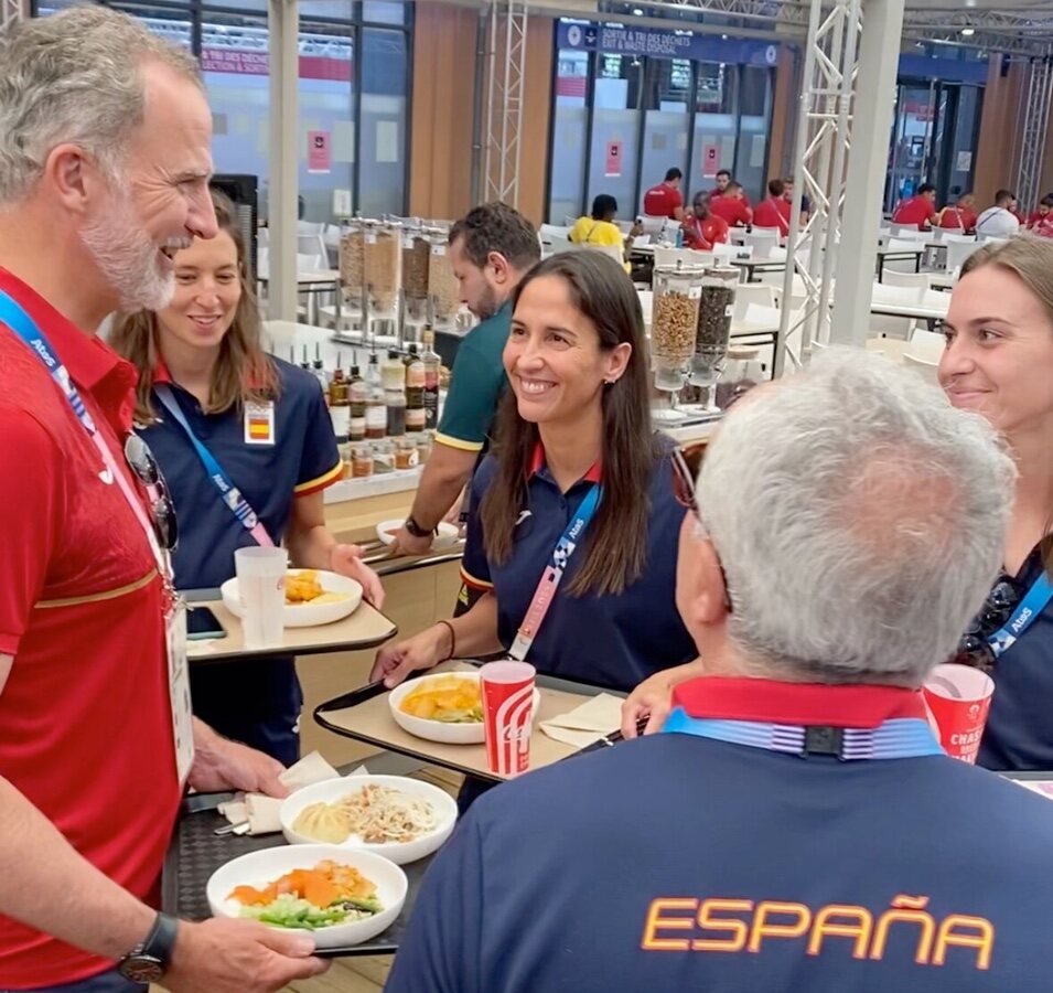 El Rey Felipe VI comiendo en la Villa Olímpica con los deportistas españoles en los Juegos Olímpicos de París 2024