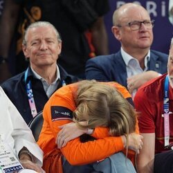 Felipe VI consolando a Amalia de Holanda en la final de baloncesto 3x3 masculino en los Juegos Olímpicos de París 2024