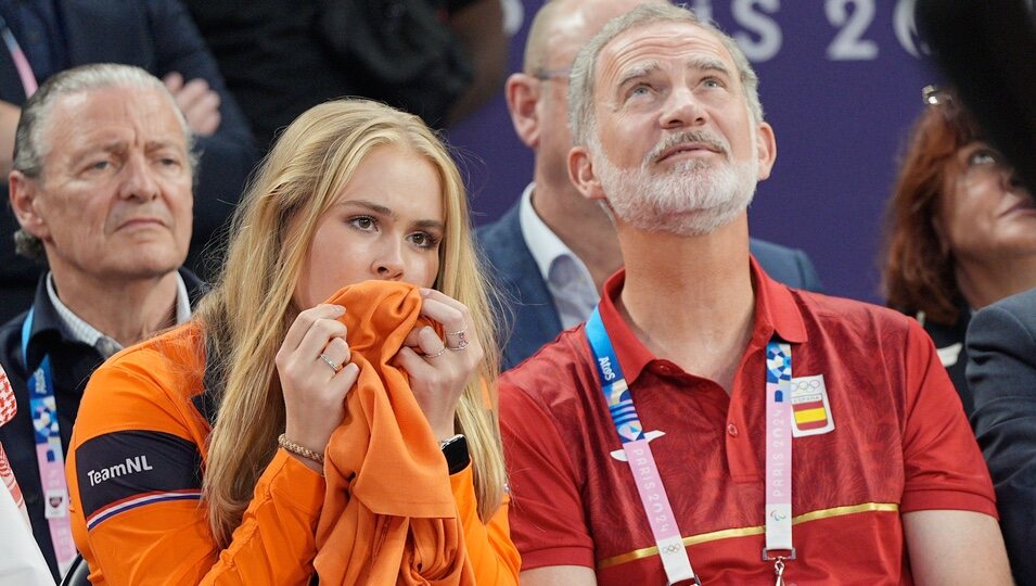 Felipe VI y Amalia de Holanda, muy nerviosa en la final de baloncesto 3x3 masculino en los Juegos Olímpicos de París 2024