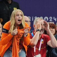 Amalia de Holanda y Felipe VI eufóricos en la final de baloncesto 3x3 masculino en los Juegos Olímpicos de París 2024