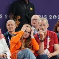 El Rey Felipe VI y Amalia de Holanda muy tensa en la final de baloncesto 3x3 masculino en los Juegos Olímpicos de París 2024