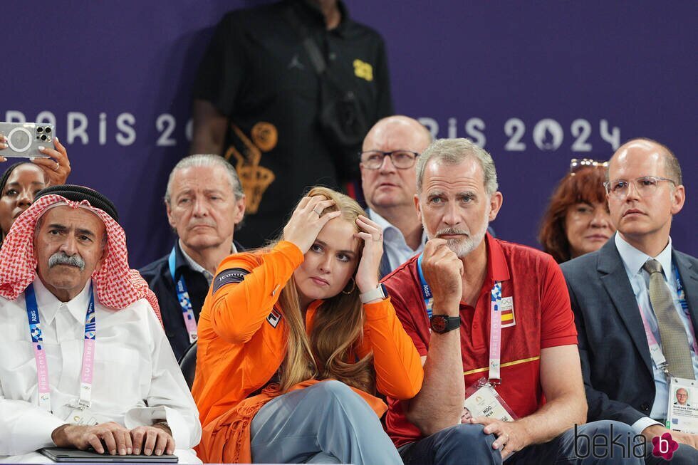 El Rey Felipe VI y Amalia de Holanda muy tensa en la final de baloncesto 3x3 masculino en los Juegos Olímpicos de París 2024