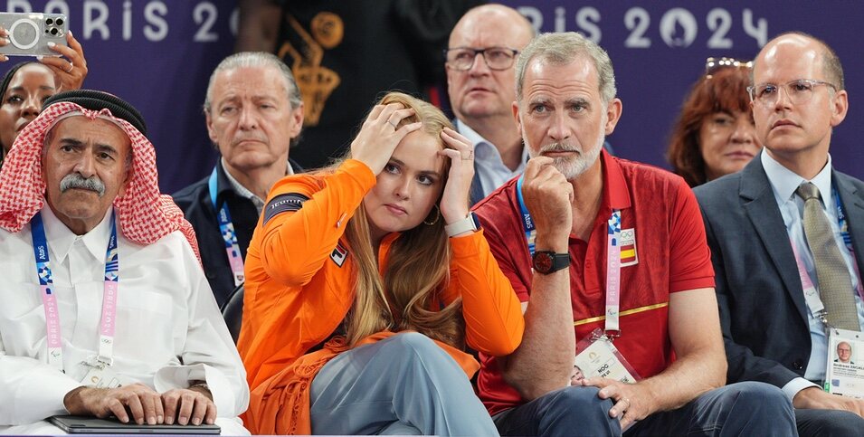 El Rey Felipe VI y Amalia de Holanda muy tensa en la final de baloncesto 3x3 masculino en los Juegos Olímpicos de París 2024