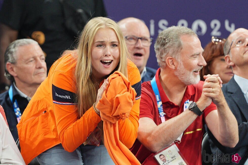 Amalia de Holanda, emocionada junto al Rey Felipe VI en la final de baloncesto 3x3 masculino en los Juegos Olímpicos de París 2024