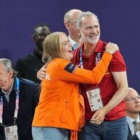 Amalia de Holanda y el Rey Felipe VI celebran la victoria de Países Bajos en la final de baloncesto 3x3 masculino en los Juegos Olímpicos de París 2024