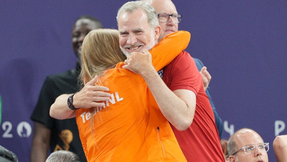 El Rey Felipe VI y Amalia de Holanda se abrazan en la final de baloncesto 3x3 masculino en los Juegos Olímpicos de París 2024