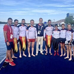 El Rey Felipe VI con los equipos españoles masculino y femenino de piragüismo en los Juegos Olímpicos de París 2024