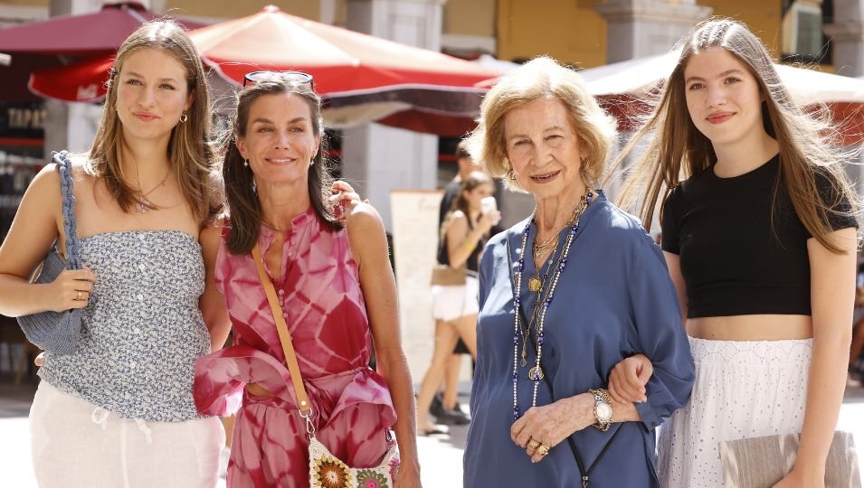 La Princesa Leonor, la Reina Letizia, la Reina Sofía y la Infanta Sofía de compras por Mallorca