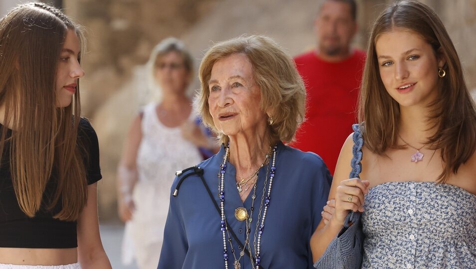 La Reina Sofía con sus nietas la Princesa Leonor y la Infanta Sofía por Mallorca