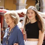 La Infanta Sofía, agarrada de su abuela la Reina Sofía por Mallorca