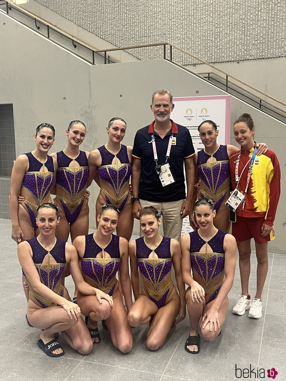 El Rey Felipe VI con el equipo español de natación artística en los Juegos Olímpicos de París 2024