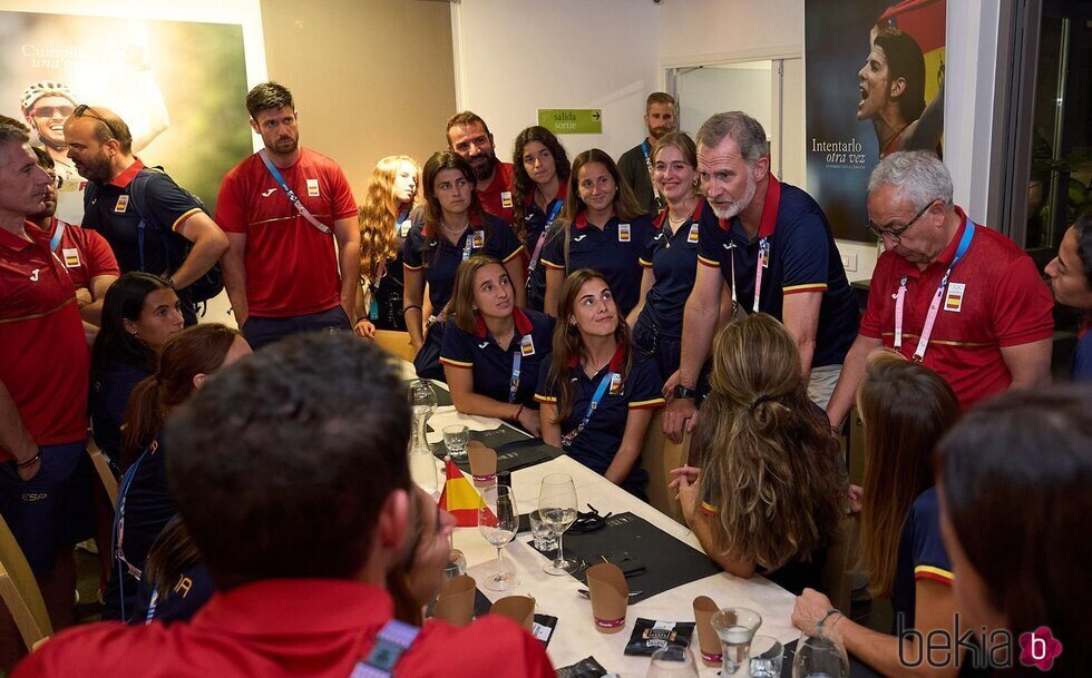 El Rey Felipe VI hablando con deportistas españoles en la Casa España del COE en los Juegos Olímpicos de París 2024