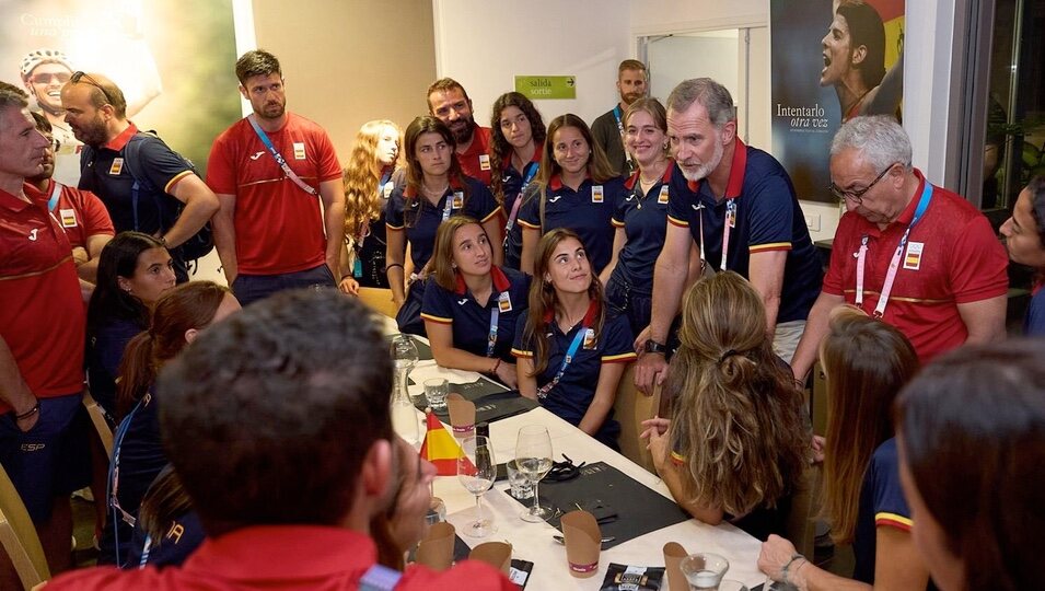 El Rey Felipe VI hablando con deportistas españoles en la Casa España del COE en los Juegos Olímpicos de París 2024