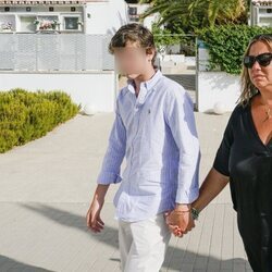 Caritina Goyanes y su hijo mayor, Pedro, en el último adiós a Carlos Goyanes en el tanatorio