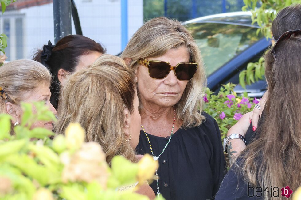 Cari Lapique, desolada en el funeral de Carlos Goyanes