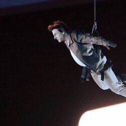 Tom Cruise descolgándose del techo del Stade de France en la ceremonia de clausura de los Juegos Olímpicos de París 2024