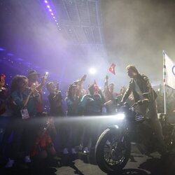 Tom Cruise subido a una moto en la ceremonia de clausura de los Juegos Olímpicos de París 2024